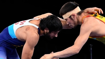 Tokyo 2020 Olympics - Wrestling - Freestyle - Men's 57kg - Semifinal - Makuhari Messe Hall A, Chiba, Japan - August 4, 2021. Nurislam Sanayev of Kazakhstan in action against Ravi Kumar of India REUTERS/Piroschka Van De Wouw (REUTERS)