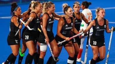 Tokyo 2020 Olympics - Hockey - Women - Semifinal - Argentina v India - Oi Hockey Stadium, Tokyo, Japan - August 4, 2021. Noel Barrionuevo of Argentina celebrates with teammates after scoring. REUTERS/Hamad I Mohammed (REUTERS)