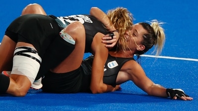 Tokyo 2020 Olympics - Hockey - Women - Semifinal - Argentina v India - Oi Hockey Stadium, Tokyo, Japan - August 4, 2021. Delfina Merino of Argentina and Agustina Albertarrio of Argentina celebrate after winning their match to go to the finals. REUTERS/Hamad I Mohammed (REUTERS)