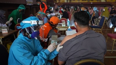 Jakarta has threatened to impose fines of up to $357 for refusing the Covid-19 vaccine. (Bloomberg) Jakarta has threatened to impose fines of up to $357 for refusing the Covid-19 vaccine. (Bloomberg)