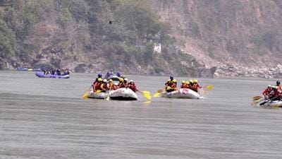 Ganga’s water level in Rishikesh was high with strong currents and the search team found no trace of the missing tourists from Mumbai. (HT Photo)