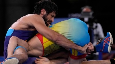 India's Kumar Ravi beat Kazakhstan's Nurislam Sanayev in the men's 57kg freestyle wrestling semifinal match at the Tokyo Olympics. (AP) India's Kumar Ravi beat Kazakhstan's Nurislam Sanayev in the men's 57kg freestyle wrestling semifinal match at the Tokyo Olympics. (AP)