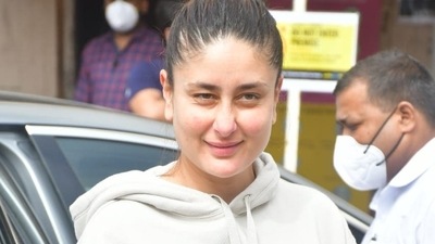 Kareena Kapoor spotted by the paparazzi. Kareena Kapoor spotted by the paparazzi.