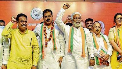 Former BSP MLA Jitendra Singh Babloo (wearing garland) after his induction into the BJP in Lucknow. (HT Photo) Former BSP MLA Jitendra Singh Babloo (wearing garland) after his induction into the BJP in Lucknow. (HT Photo)