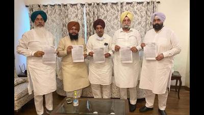 Punjab cabinet ministers Tript Rajinder Singh Bajwa and Sukhjinder Singh Randhawa with MLAs showing a copy of an open letter they wrote to the Bargari Morcha leaders.