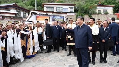 Chinese President Xi Jinping, waves to villagers while visiting Galai village of Nyingchi, southwest China's Tibet Autonomous Region. (AP)