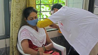 A health worker vaccinates a woman at Covid 19 vaccination center in Pune. (Ravindra Joshi/HT PHOTO) A health worker vaccinates a woman at Covid 19 vaccination center in Pune. (Ravindra Joshi/HT PHOTO)