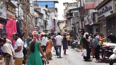 Traders in Pune marched while beating utensils to register their protest against no relaxations given in curfew to the district. (HT file photo)