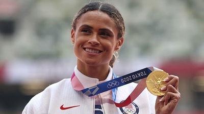 Sydney McLaughlin of USA with her gold medal. (Getty Images)