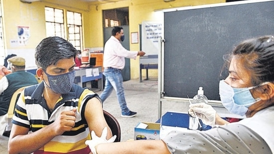 As many as 95,076 beneficiaries were administered vaccine doses in the last 24 hours.(Arvind Yadav/HT file photo) As many as 95,076 beneficiaries were administered vaccine doses in the last 24 hours.(Arvind Yadav/HT file photo)