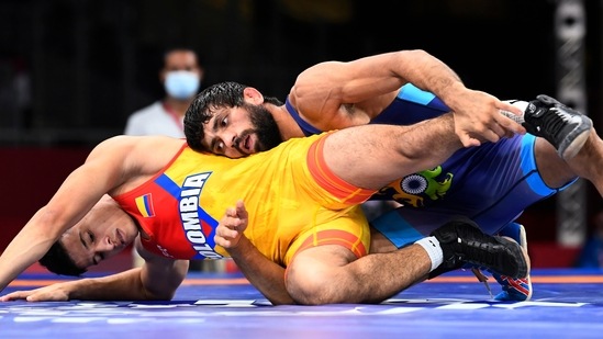 Tokyo 2020 Olympics - Wrestling - Freestyle - Men's 57kg - Last 16 - Makuhari Messe Hall A, Chiba, Japan - August 4, 2021. Oscar Eduardo Tigreros Urbano of Colombia in action against Ravi Kumar of India REUTERS/Piroschka Van De Wouw(REUTERS)