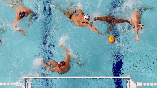 Tokyo 2020 Olympics - Water Polo - Men - Quarterfinal - USA v Spain - TWC - Tatsumi Water Polo Centre, Tokyo, Japan – August 4, 2021. Luca Cupido of the United States , Francisco Fernandez Miranda of Spain and Alex Bowen of the United States in action. REUTERS/Gonzalo Fuentes(REUTERS)