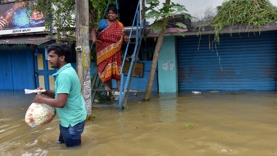 The other four flood-hit districts are Purba Bardhaman, Paschim Bardhaman, Paschim Medinipur and South 24 Parganas.(ANI)