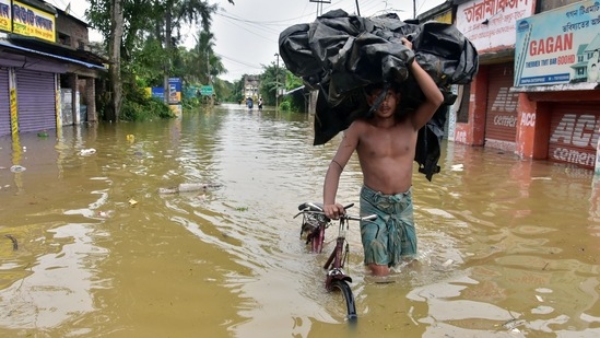At least 15 people have died, and lakhs rendered homeless or marooned, as the flood situation in six districts of West Bengal aggravated on July 3.(ANI)