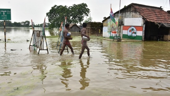 West Bengal Chief Minister Mamata Banerjee has directed her ministers to remain at their respective districts and supervise the relief and rescue works.(ANI)