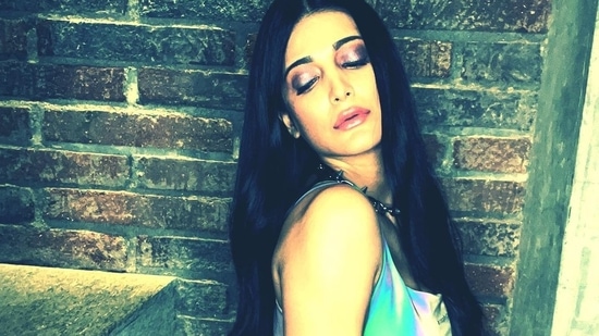 Shruti had iridescent purple eye shadow on her eye and a bright pink lip colour to glam up her look(Instagram)
