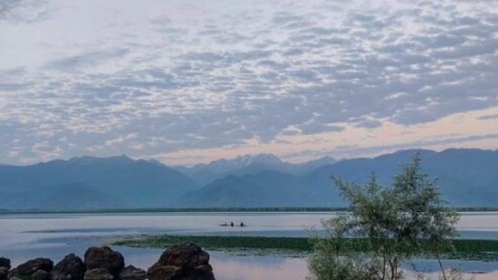 Wular Lake, Jammu and Kashmir (Largest freshwater lake in India): Situated in Bandipora district, this is one of the largest freshwater lakes in Asia. The size of the lake varies seasonally from 30 to 189 square kilometres.(Instagram/@faizanfarooqq)