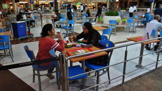 In Mumbai, the BMC has allowed extension in timings till 10pm for all shops, while hotels have been asked to stick to the 4pm deadline. (HT PHOTO)