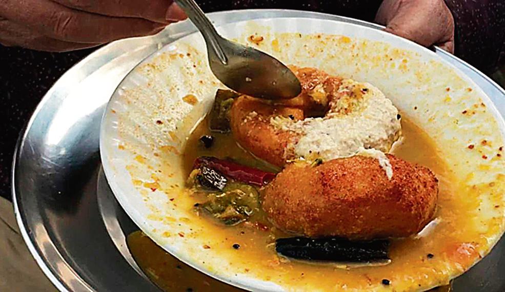 A plate of pipping hot sambhar-vada at Kesavan Kutty’s stall near Jantar Mantar tastes heavenly in rains! (HT Photo) A plate of pipping hot sambhar-vada at Kesavan Kutty’s stall near Jantar Mantar tastes heavenly in rains! (HT Photo)