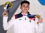 Alberto Gines Lopez of Team Spain poses with the gold medal. 
