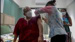 A health worker inoculates a senior citizen at his residence with a dose of Covaxin during a door-to-door vaccination drive in Mumbai. (AFP) A health worker inoculates a senior citizen at his residence with a dose of Covaxin during a door-to-door vaccination drive in Mumbai. (AFP)