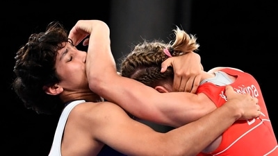 Tokyo 2020 Olympics - Wrestling - Freestyle - Women's 57kg - Last 16 - Makuhari Messe Hall A, Chiba, Japan - August 4, 2021. Iryna Kurachkina of Belarus in action against Anshu Anshu of India REUTERS/Piroschka Van De Wouw (REUTERS)