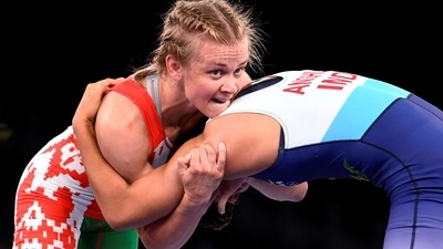 Tokyo 2020 Olympics - Wrestling - Freestyle - Women's 57kg - Last 16 - Makuhari Messe Hall A, Chiba, Japan - August 4, 2021. Iryna Kurachkina of Belarus in action against Anshu Anshu of India REUTERS/Piroschka Van De Wouw (REUTERS)