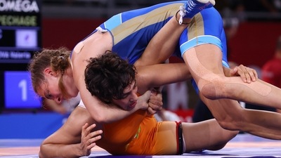 Tokyo 2020 Olympics - Wrestling - Freestyle - Women's 57kg - Repechage Round - Makuhari Messe Hall A, Chiba, Japan - August 5, 2021.  Anshu Anshu of India in action against Valeria Koblova of the Russian Olympic Committee. REUTERS/Leah Millis (REUTERS)