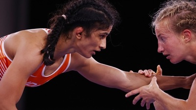 Tokyo 2020 Olympics - Wrestling - Freestyle - Women's 53kg - Last 16 - Makuhari Messe Hall A, Chiba, Japan - August 5, 2021. Vinesh Vinesh of India in action against Sofia Mattsson of Sweden. REUTERS/Leah Millis (REUTERS)