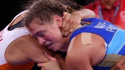 Tokyo 2020 Olympics - Wrestling - Freestyle - Women's 57kg - Repechage Round - Makuhari Messe Hall A, Chiba, Japan - August 5, 2021. Anshu Anshu of India in action against Valeria Koblova of the Russian Olympic Committee. REUTERS/Leah Millis (REUTERS)