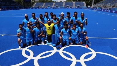 Players of India pose for a group photo after winning the match for bronze. REUTERS/Bernadett Szabo (REUTERS)
