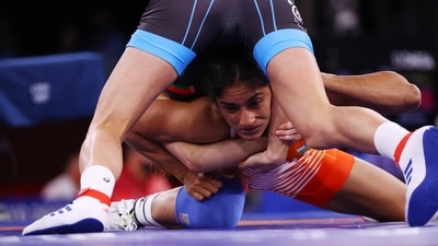 Tokyo 2020 Olympics - Wrestling - Freestyle - Women's 53kg - Quarterfinals - Makuhari Messe Hall A, Chiba, Japan - August 5, 2021. Vinesh Vinesh of India in action against Vanesa Kaladzinskaya of Belarus. REUTERS/Leah Millis (REUTERS)