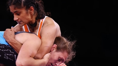 Tokyo 2020 Olympics - Wrestling - Freestyle - Women's 53kg - Quarterfinals - Makuhari Messe Hall A, Chiba, Japan - August 5, 2021. Vinesh Vinesh of India in action against Vanesa Kaladzinskaya of Belarus. REUTERS/Leah Millis (REUTERS)