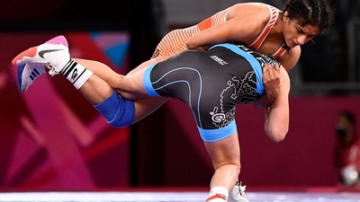 Tokyo 2020 Olympics - Wrestling - Freestyle - Women's 53kg - Quarterfinals - Makuhari Messe Hall A, Chiba, Japan - August 5, 2021. Vinesh Vinesh of India in action against Vanesa Kaladzinskaya of Belarus. REUTERS/Piroschka Van De Wouw (REUTERS)