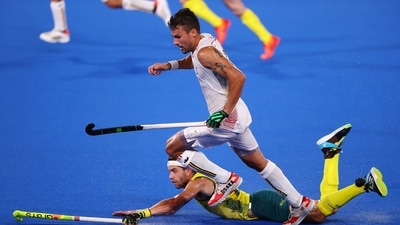 Tokyo 2020 Olympics - Hockey - Men - Gold medal match - Australia v Belgium - Oi Hockey Stadium, Tokyo, Japan - August 5, 2021. Simon Gougnard of Belgium in action against Flynn Ogilvie of Australia. REUTERS/Hamad I Mohammed (REUTERS)
