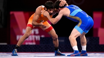 Tokyo 2020 Olympics - Wrestling - Freestyle - Men's 57kg - Gold medal match - Makuhari Messe Hall A, Chiba, Japan - August 5, 2021. Ravi Kumar of India in action against Zavur Uguev of the Russian Olympic Committee. REUTERS/Piroschka Van De Wouw (REUTERS)