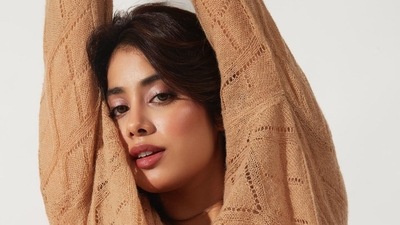 It is no secret that the minimalist fashion of neutrals are wardrobe mainstays despite their subdued palette and Janhvi Kapoor’s smoking hot pictures in a beige knit top are enough to back our claim. (Instagram/spacemuffin27) It is no secret that the minimalist fashion of neutrals are wardrobe mainstays despite their subdued palette and Janhvi Kapoor’s smoking hot pictures in a beige knit top are enough to back our claim. (Instagram/spacemuffin27)