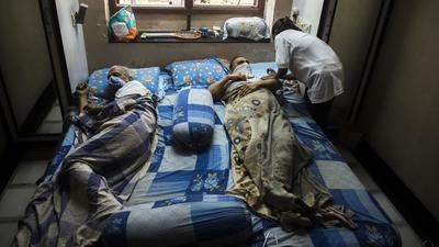 A healthcare volunteer inoculates an elderly woman at her home at Dadar. (Pratik Chorge/HT PHOTO) A healthcare volunteer inoculates an elderly woman at her home at Dadar. (Pratik Chorge/HT PHOTO)