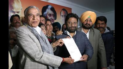 Targeting Pawan Kumar Bansal (left) and Subash Chawla, Pardeep Chhabra (right) has alleged that the incumbent party leadership had ignored party loyalists with more than 30 years’ service. (HT File Photo) Targeting Pawan Kumar Bansal (left) and Subash Chawla, Pardeep Chhabra (right) has alleged that the incumbent party leadership had ignored party loyalists with more than 30 years’ service. (HT File Photo)
