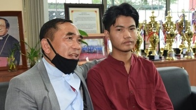 Daniel Ksanbor Khyriemmujat of St. Anthony’s HS Shillong the 1st Position holder along with Principal Fr. Anthony Kharkongor HT PHOTO Daniel Ksanbor Khyriemmujat of St. Anthony’s HS Shillong the 1st Position holder along with Principal Fr. Anthony Kharkongor HT PHOTO