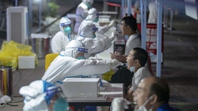 This photo taken on August 3, 2021, shows residents receiving nucleic acid tests for the coronavirus in Wuhan in China's central Hubei province. (File Photo / AFP)