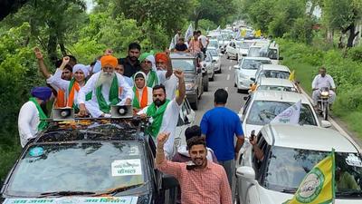 Gurnam Singh Charuni leading the convoy of farmers from Kaithal district to Singhu border. (HT PHOTO)