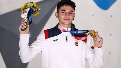 Alberto Gines Lopez of Team Spain poses with the gold medal. (Getty Images)