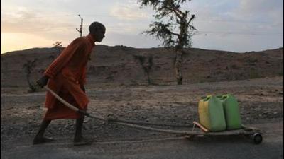 A priest carrying water for a temple in Budelkhand area near Prithvipur in Madhya Pradesh. (Representational image/HT Archive) A priest carrying water for a temple in Budelkhand area near Prithvipur in Madhya Pradesh. (Representational image/HT Archive)