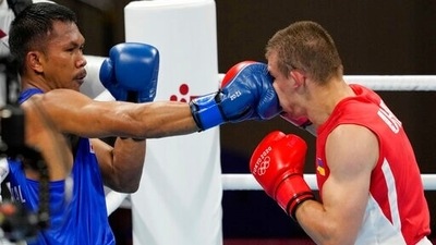 Philippine's Eumir Marcial, left, punches Ukraine's Oleksandr Khyzhniak during their middle weight 69-75kg semifinal boxing match at the 2020 Summer Olympics, Thursday, Aug. 5, 2021, in Tokyo, Japan. (AP Photo/Themba Hadebe) (AP) Philippine's Eumir Marcial, left, punches Ukraine's Oleksandr Khyzhniak during their middle weight 69-75kg semifinal boxing match at the 2020 Summer Olympics, Thursday, Aug. 5, 2021, in Tokyo, Japan. (AP Photo/Themba Hadebe) (AP)