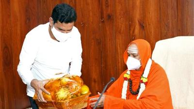 Karnataka BJP president and son of former chief minister BS Yediyurappa, BY Vijayendra (left), meets a prominent Lingayat seer, in Bengaluru on June 12 . (ANI) Karnataka BJP president and son of former chief minister BS Yediyurappa, BY Vijayendra (left), meets a prominent Lingayat seer, in Bengaluru on June 12 . (ANI)