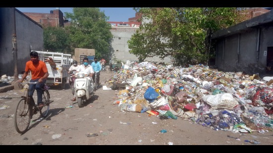 Over 16 lakh metric tonnes of legacy waste has accumulated at the main dump site in Ludhiana. (HT file)