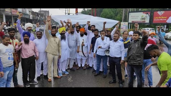 Members of various Dalit and religious organisations protesting over alleged police inaction at Jamalpur Chowk on Chandigarh Road in Ludhiana on Thursday.) (Gurpreet SIngh/HT)