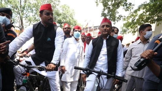 The Samajwadi Party is taking out the demonstration across Uttar Pradesh to register its protest against the Centre and state government.(HT Photo)