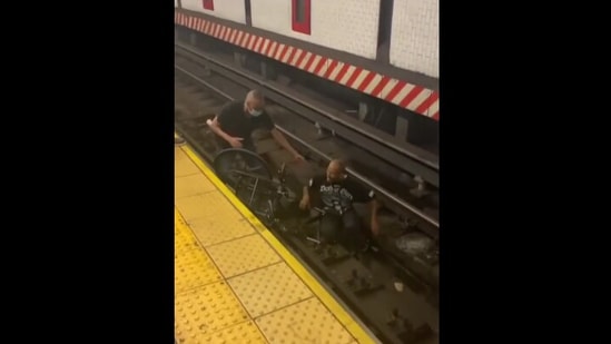 A New York man jumped down in the tracks and rescued a man on a wheelchair who fell inside.(Instagram/@subwaycreatures) A New York man jumped down in the tracks and rescued a man on a wheelchair who fell inside.(Instagram/@subwaycreatures)